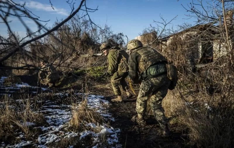 Soldados russos deixaram minas por onde passaram, diz Zelenskiy