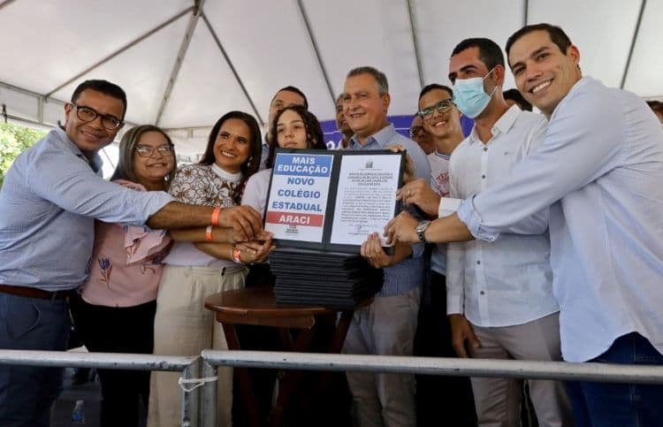 Em Araci, Rui Costa entrega ambulâncias e autoriza obras de infraestrutura e abastecimento de água