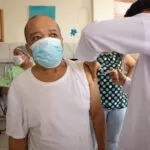 Vacinação contra Covid-19 no Brasil salvou 63 mil idosos em 2021