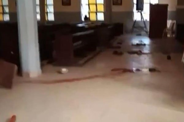 Homens invadem missa e matam ao menos 50 em igreja católica na Nigéria