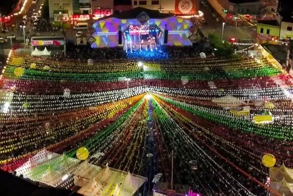 Mais de 60 mil pessoas lotam a Praça da Bandeira na terceira noite do São João de Jequié