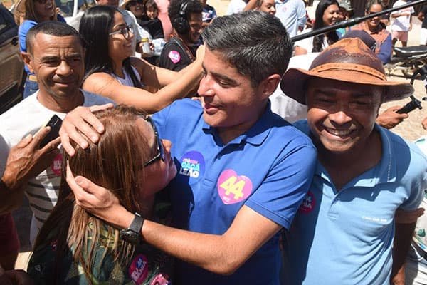 Após maratona de viagens, ACM Neto retorna a Salvador com várias queixas