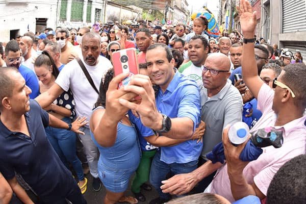 Em seu primeiro cortejo como prefeito, Bruno Reis comemora grande participação popular