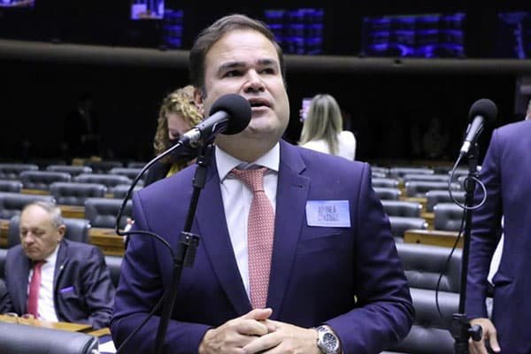 Cacá Leão comemora derrubada de vetos a propostas de incentivo à cultura