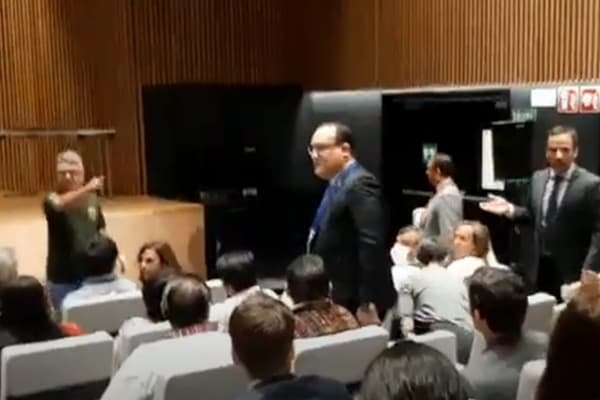 Vídeo: Presidente da Funai é expulso de evento na Espanha