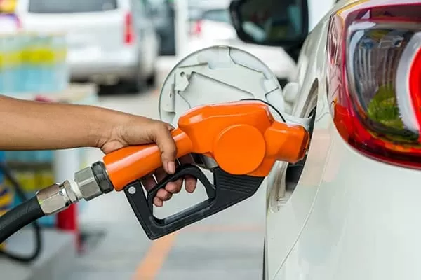 Preço da gasolina nos postos sobe pela quarta semana seguida, diz ANP