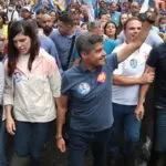 ACM Neto, Ana Coelho e Cacá Leão participam de caminhada em Pau da Lima