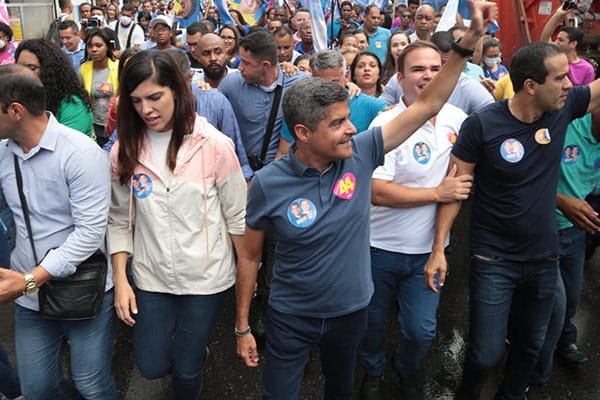 ACM Neto, Ana Coelho e Cacá Leão participam de caminhada em Pau da Lima