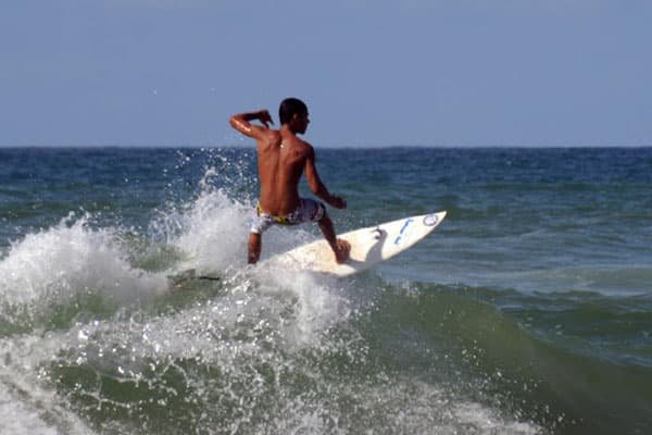 Praia de Ipitanga sedia 2ª edição do Bahia Surf Festival; saiba como se inscrever