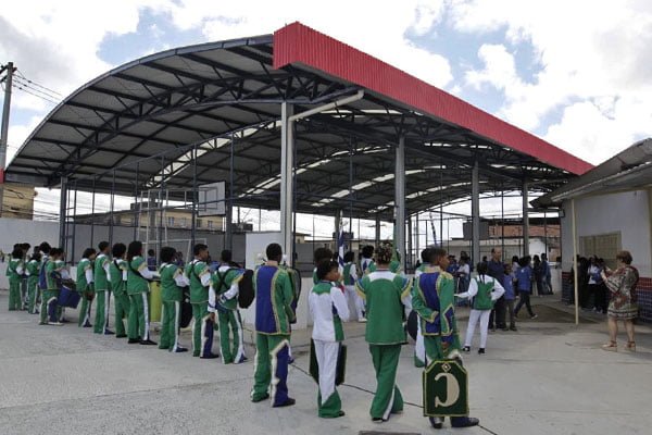 Estado da Bahia entrega nova estrutura de colégio em Cajazeiras, na capital