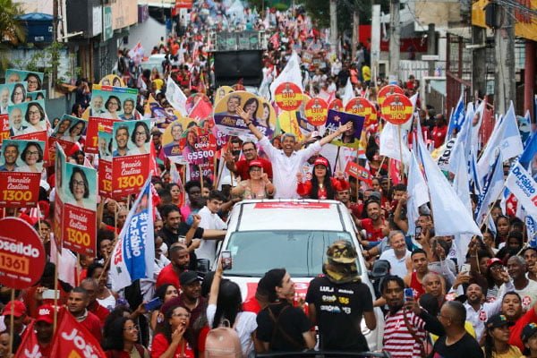 Jerônimo Rodrigues e o time de Lula atraem multidão em caminhada em Itinga