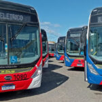 Estado entrega 20 ônibus elétricos ao sistema de transporte da RMS