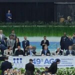 Em igreja lotada, pastor pede votos para Bolsonaro durante culto com o presidente
