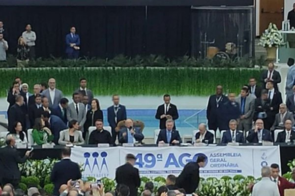 Em igreja lotada, pastor pede votos para Bolsonaro durante culto com o presidente