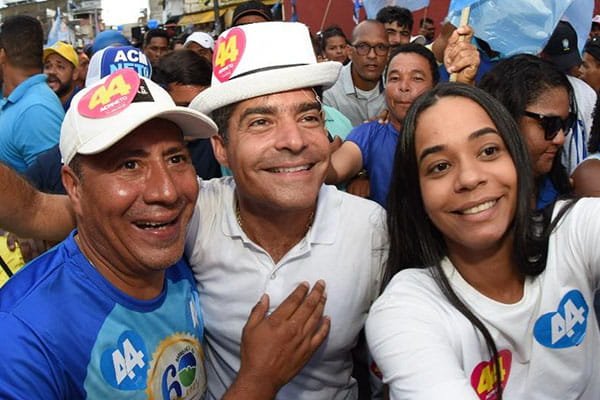 Confiando em virada, ACM Neto faz caminhada em Itabuna