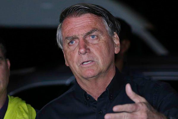 Bolsonaro aceita conversar com Gusttavo Lima, mas reforça desejo de candidatura para 2026