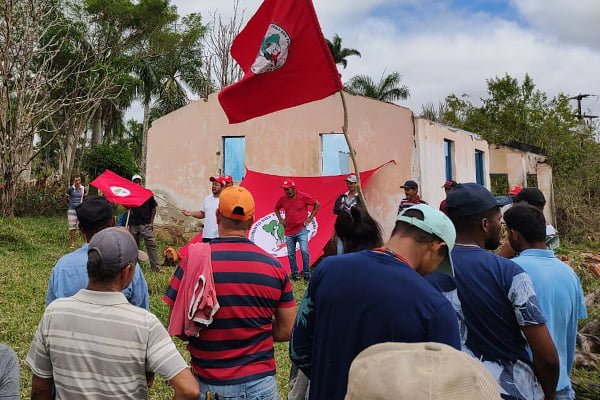 Famílias Sem Terra ocupam fazendas da Ferbasa na Bahia