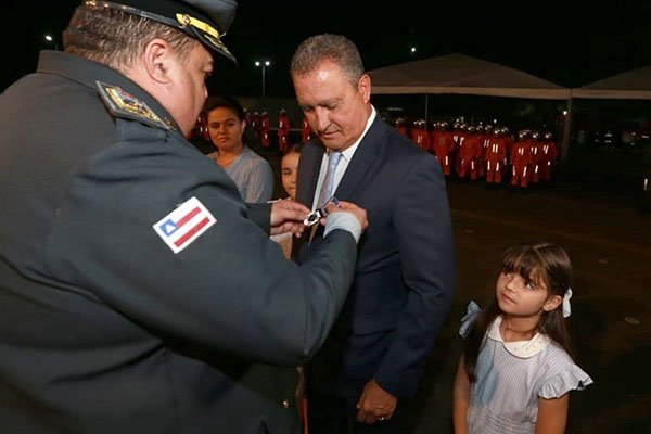 Corpo de Bombeiros reúne homenageados e contempla governador em entrega de medalhas