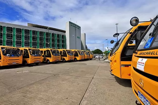 Governo da Bahia entrega 65 novos ônibus escolares para prefeituras