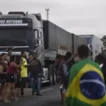 Bolsonaristas inconformados interditam rodovias; TSE determina desobstrução imediata