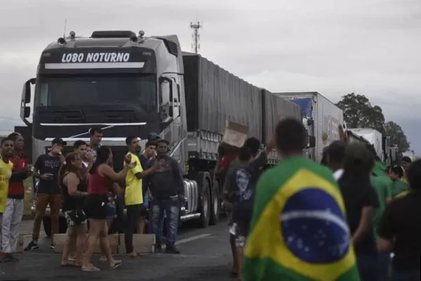 Bolsonaristas inconformados interditam rodovias; TSE determina desobstrução imediata