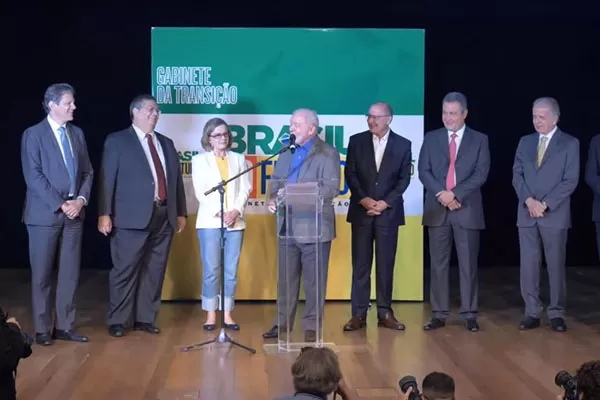 Lula anuncia 5 ministros e confirma Rui Costa na Casa Civil