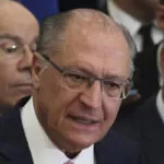 Alckmin diz que Lula cumpre rigorosamente promessa de campanha