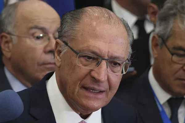 Alckmin diz que Lula cumpre rigorosamente promessa de campanha