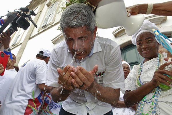 Governador acompanha lavagem das escadarias da basílica do Bonfim
