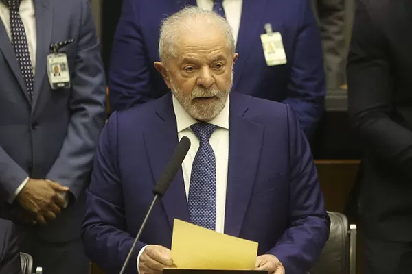 Em seu primeiro dia como presidente, Lula assina 52 decretos e 4 MPs