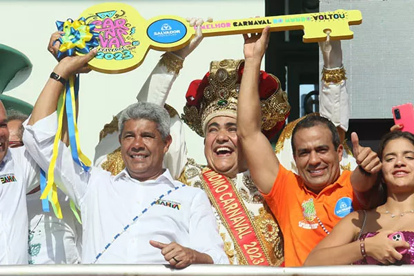 Bruno Reis entrega chave da cidade ao Rei Momo e comemora retorno do Carnaval