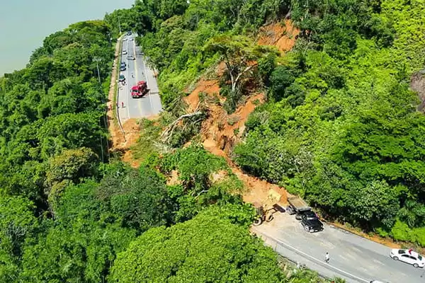 Lula visita áreas atingidas por temporais no litoral norte de SP