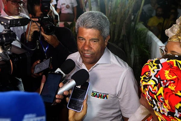 Jerônimo Rodrigues participa da saída do Ilê Aiyê, no bairro do Curuzu
