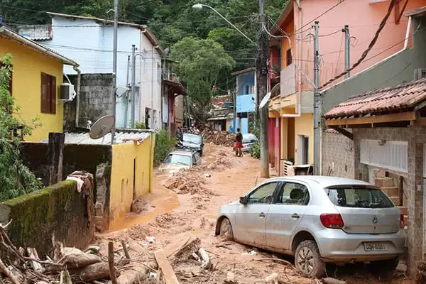 Sobe para 54 número de mortos após chuvas no litoral norte paulista