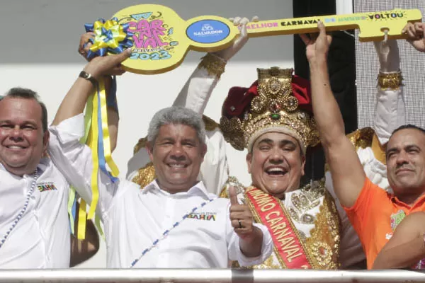 Jerônimo participa de abertura oficial do carnaval na Barra