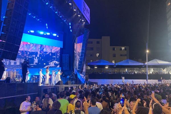 Artistas e população celebram os 474 anos de Salvador em show no Farol da Barra