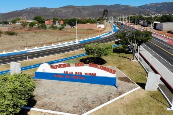 Oliveira dos Brejinhos recebe obra de infraestrutura e unidades de processamento de frutas e mandioca