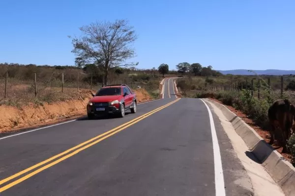 Licínio de Almeida ganha extensão de rede elétrica e pavimentação da BA-026