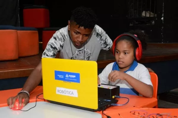 Prefeitura amplia conexão de internet de 300 escolas de Salvador