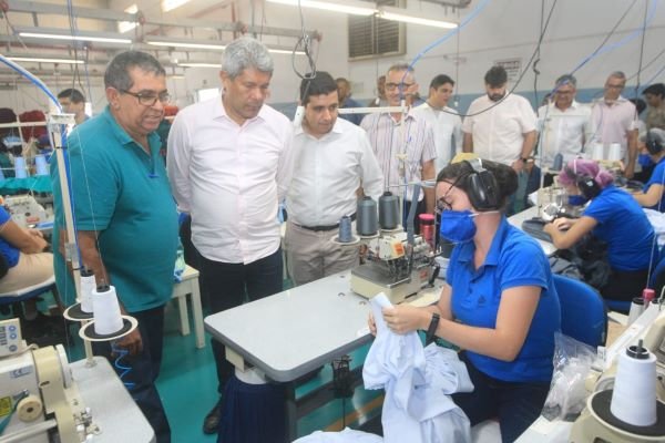 Jerônimo Rodrigues entrega obras de infraestrutura e serviços em Urandi