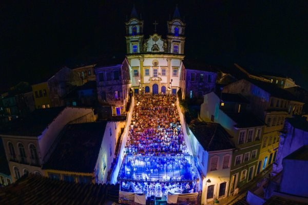 Apresentação da Orkestra Rumpilezz lota Escadaria do Passo