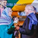Lula recebe brasileiros e garante trazer mais gente da Faixa de Gaza