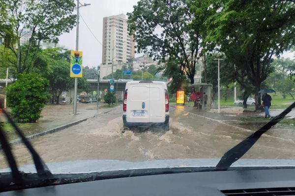 Temporal deixa Avenida Centenário sob alagamento e congestionamento