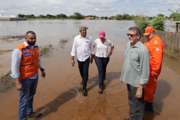 Jerônimo Rodrigues inicia visita a municípios do Oeste baiano afetados pelas chuvas
