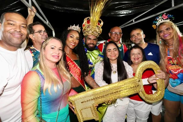 Moema Gramacho entrega a chave da cidade e abre oficialmente o carnaval de Lauro de Freitas