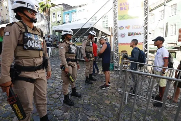 Portais de abordagem da PM reforçam segurança no Carnaval de Salvador, em 42 pontos