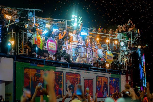 Timbalada arrasta multidão na ‘Pipocalada’ na Barra-Ondina
