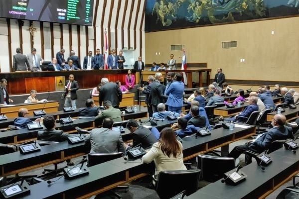 Deputados aprovam projeto polêmico que altera funções de jornalistas no MP-BA