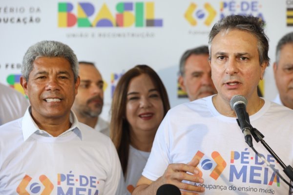 Ministro da Educação elogia qualidade das escolas baianas durante adesão ao programa Pé-de-Meia