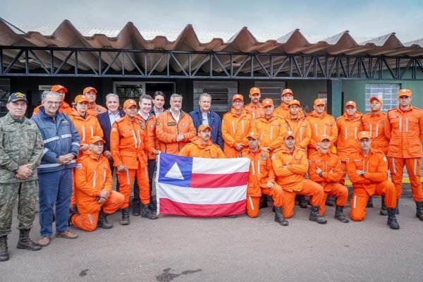 Bombeiros baianos que atuaram no RS recebem reconhecimento do ministro Rui Costa